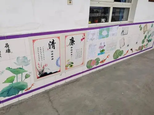 建設(shè)校園文化墻時(shí)，需要緊扣校園文化